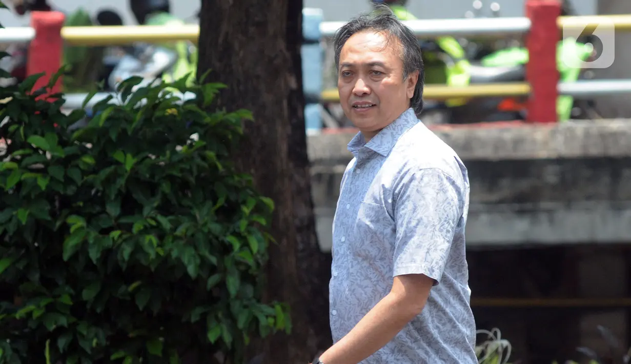 Mantan Executive Vice President Human Capital & Corporatiron Supplier Services PT Garuda Indonesia (Persero), Heriyanto Agung Putra menghindari kejaran awak media usai menjalani pemeriksaan di Gedung KPK, Jakarta, Jumat (4/10/2019). (merdeka.com/Dwi Narwoko)