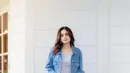 Potret chic Syifa Hadju padukan outfit denim on denim. Ia memadukan inner abu-abu dengan jaket jeans dan celana jeans panjang yang serasi. [Foto: Instagram/syifahadju]