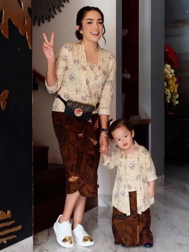 Potret 6 Anak Selebriti saat Pakai Kebaya, Makin Menggemaskan