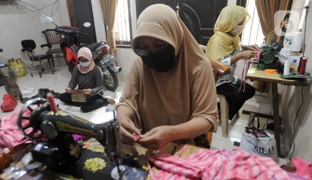 Ibu-ibu PKK membuat masker kain di Desa Bojongkulur, Gunung Putri, Bogor, Jawa Barat, Kamis (9/4/2020). Saat pelaksanaan isolasi mandiri akibat COVID-19 di rumahnya masing-masing, ibu-ibu PKK ini membuat masker untuk dibagikan secara gratis kepada warga sekitar. (merdeka.com/Arie Basuki)