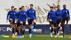 Para pemain FC Porto menghadiri sesi latihan di tempat latihan Olival, Vila Nova de Gaia, dekat Porto, Portugal, 13 Maret 2023. FC Porto akan menghadapi Inter Milan pada pertandingan sepak bola leg kedua babak 16 besar Liga Champions. (MIGUEL RIOPA/AFP)