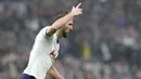 Striker Tottenham Hotspur, Harry Kane, melakukan selebrasi usai membobol gawang Brighton & Hove Albion pada laga Premier League 2019 di Stadion Tottenham Hotspur, Kamis (26/12). Tottenham menang 2-1 atas Brighton & Hove Albion. (AP/Petros Karadjias)