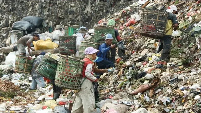 Masalah sampah seolah tak ada ujungnya. Namun di balik itu, ribuan orang sangat bergantung pada timbunan sampah yang ada di TPST Bantar Gebang.