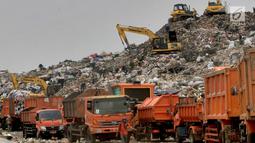 Antrean truk sampah dari Jakarta saat akan menurunkan muatan di TPST Bantar Gebang, Bekasi, Jawa Barat, Senin (18/3). Jumlah sampah yang masuk TPST Bantar Gebang mencapai 7.400 ton per hari. (merdeka.com/Arie Basuki)