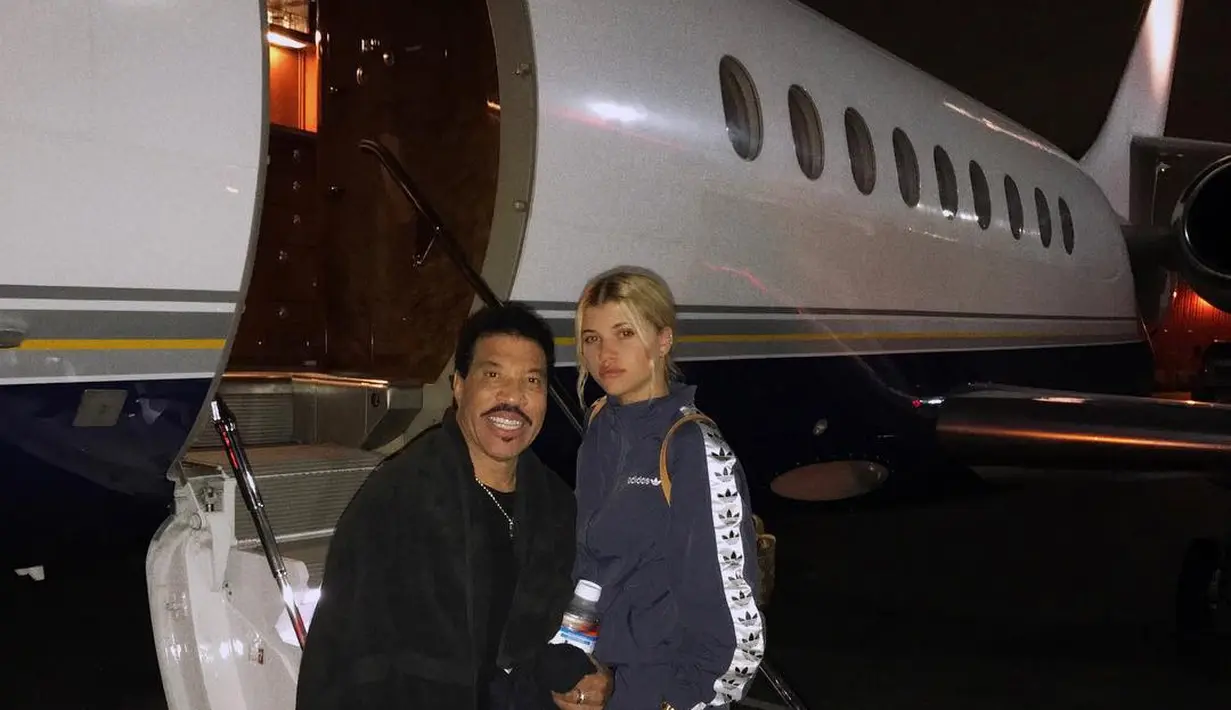 "Scott suka hidup mewah, meminta Sofia untuk hamil adalah sebuah jalan masuk ke   keluarga Sofia," ujar sumber. (instagram/sofiarichie)