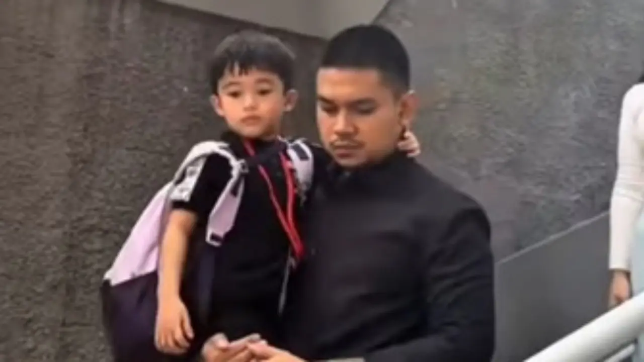 Aripat gendong Adzam di sekolah