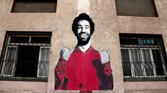Mural dinding Mohamed Salah di pusat olahraga dan pemuda di Desa Nil Delta Nagrig, Mesir,  Rabu (2/5). Warga mengaku bangga karena pemain Liverpool tersebut menyumbang jutaan poundsterling ke kampung halamannya. (AP Photo/Nariman El-Mofty)