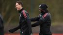 Pemain Manchester United, Nemanja Matic dan Romelu Lukaku, tertawa saat latihan jelang laga Liga Champions di Manchester, Senin (12/3/2018). Manchester United akan berhadapan dengan Sevilla. (AFP/Oli Scarff)