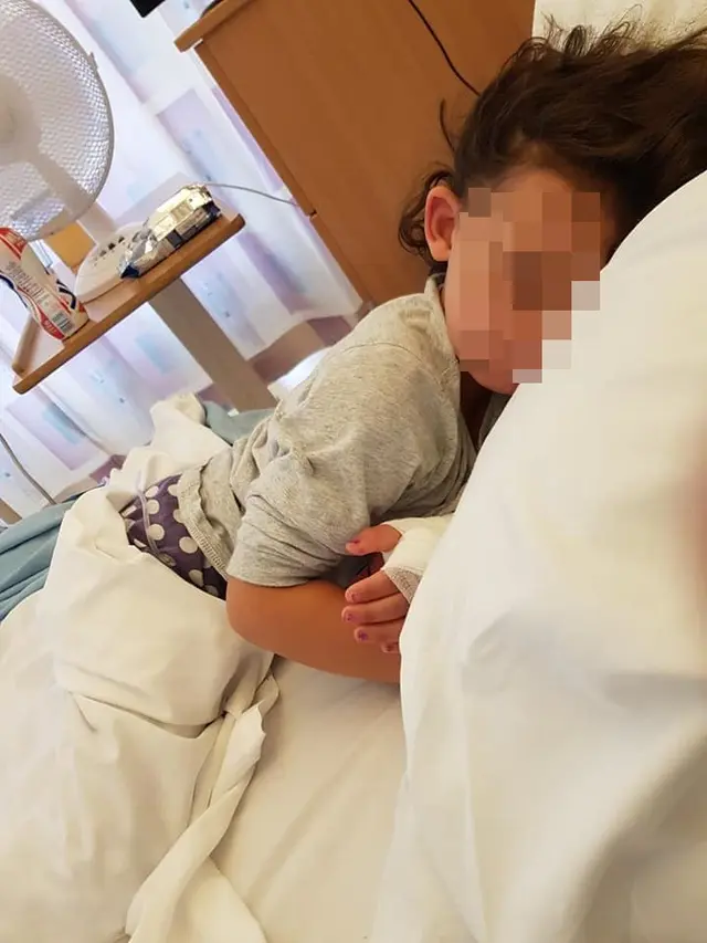 Gunakan Sepatu Tanpa Kaus Kaki, Gadis Cilik Ini Hampir Meninggal