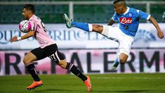 Pemain Palermo Giuseppe Pezzella (kiri) bereaksi saat berebut bola dengan pemain Napoli, Allan, dalam lanjutan Serie A Italia di Stadion Renzo Barbera, Palermo, Minggu (13/3/2016). (Reuters/Tony Gentile)