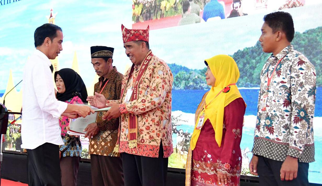 Presiden Jokowi menyerahkan sertifikat kepada warga Lampung di GOR Way Handak, Kalianda, Lampung Selatan, Minggu (21/1). Menurut Jokowi, saat ini masih ada 80 juta bidang tanah yang belum bersertifikat. (Liputan6.com/Pool/Laily Rachev-Biro Pers Setpres)