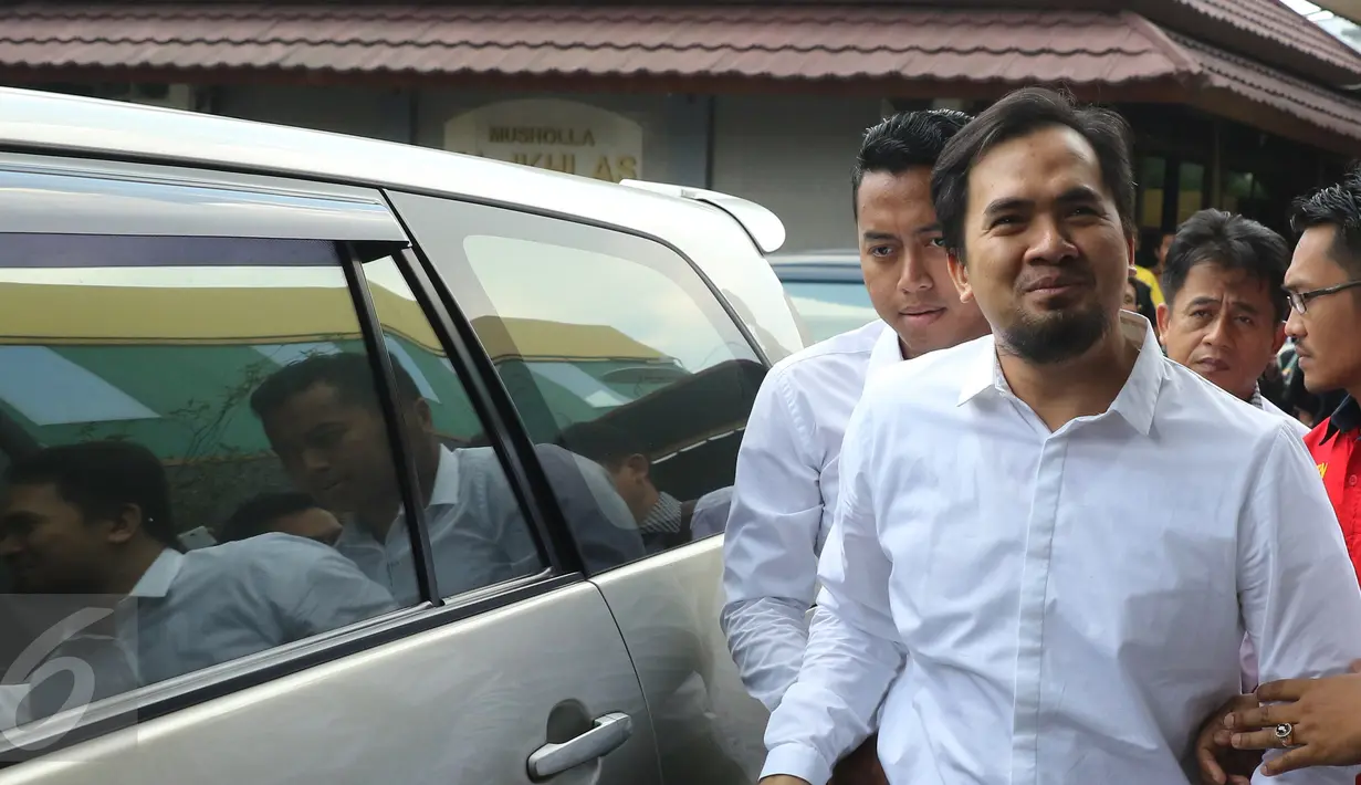 Pedangdut Saipul Jamil alias Ipul saat tiba di Kejaksaan Negeri Jakarta Utara, Senin (4/4). Ipul bersama kuasa hukum mengurus perpindahan berkas dari Polsek Kelapa Gading terkait kasus dugaan pencabulan yang dilakukannya. (Liputan6.com/Herman Zakharia)