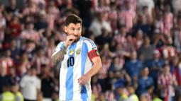 Meski menelan kekalahan, Argentina masih tetap berada di puncak klasemen dengan koleksi 22 poin dari 11 pertandingan. Sementara itu, Paraguay menempati posisi keenam dengan raihan 16 angka. (AFP/Jose Bogado)