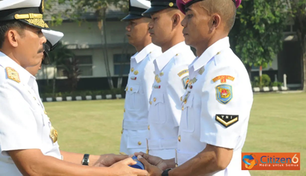 Citizen6, Surabaya: Prosesi penutupan pendidikan dan pelantikan bintara dari jalur regular itu dipimpin langsung Laksma TNI Djoko Teguh Wahojo yang di helat di lapangan Laut Seram Kesatrian Bumimoro Kobangdikal, Surabaya. (Pengirim: Penkobangdikal)