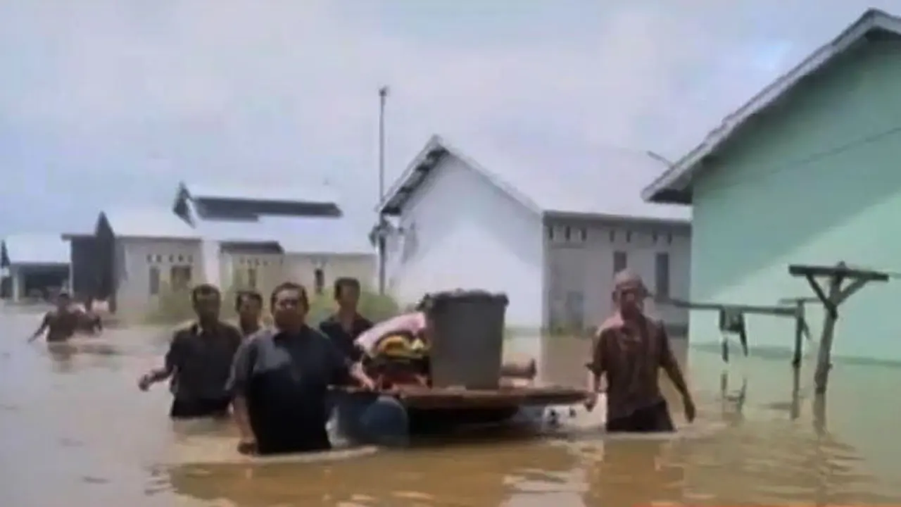 VIDEO: Banjir Riau Meluas ke Pekanbaru, Pengungsian Ikut Terendam