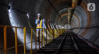 Pekerja berjalan di terowongan proyek CP 201 (Stasiun Thamrin-Stasiun Monas) fase 2A MRT Jakarta di dekat Stasiun Monas, Jakarta, Kamis (18/1/2024). Berdasarkan data PT MRT Jakarta per 25 Desember 2023, pembangunan CP 201 mencapai 67,26 persen, sementara CP 202 (Stasiun Harmoni-Sawah Besar-Mangga Besar) 23,81 persen dan CP 203 (Stasiun Glodok-Kota) 42,97 persen. (Liputan6.com/Angga Yuniar)