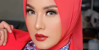 Elma Theana cantik memesona dengan makeup bold, lipstik merah, dan hijab yang senada. Sedangkan untuk outfit, Elma Theana memilih work wear dengan blazer merah dan kemeja bermotif cantik bernuansa biru. Foto: Instagram.