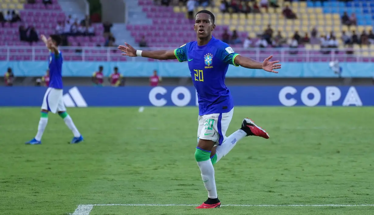 Pemain timnas Brasil U-17, Estevao merayakan golnya ke gawang Ekuador pada babak 16 Piala Dunia U-17 2023 di Stadion Manahan, Solo, Jawa Tengah, Senin (20/11/2023). (Doc. LOC WCU17/RKY)