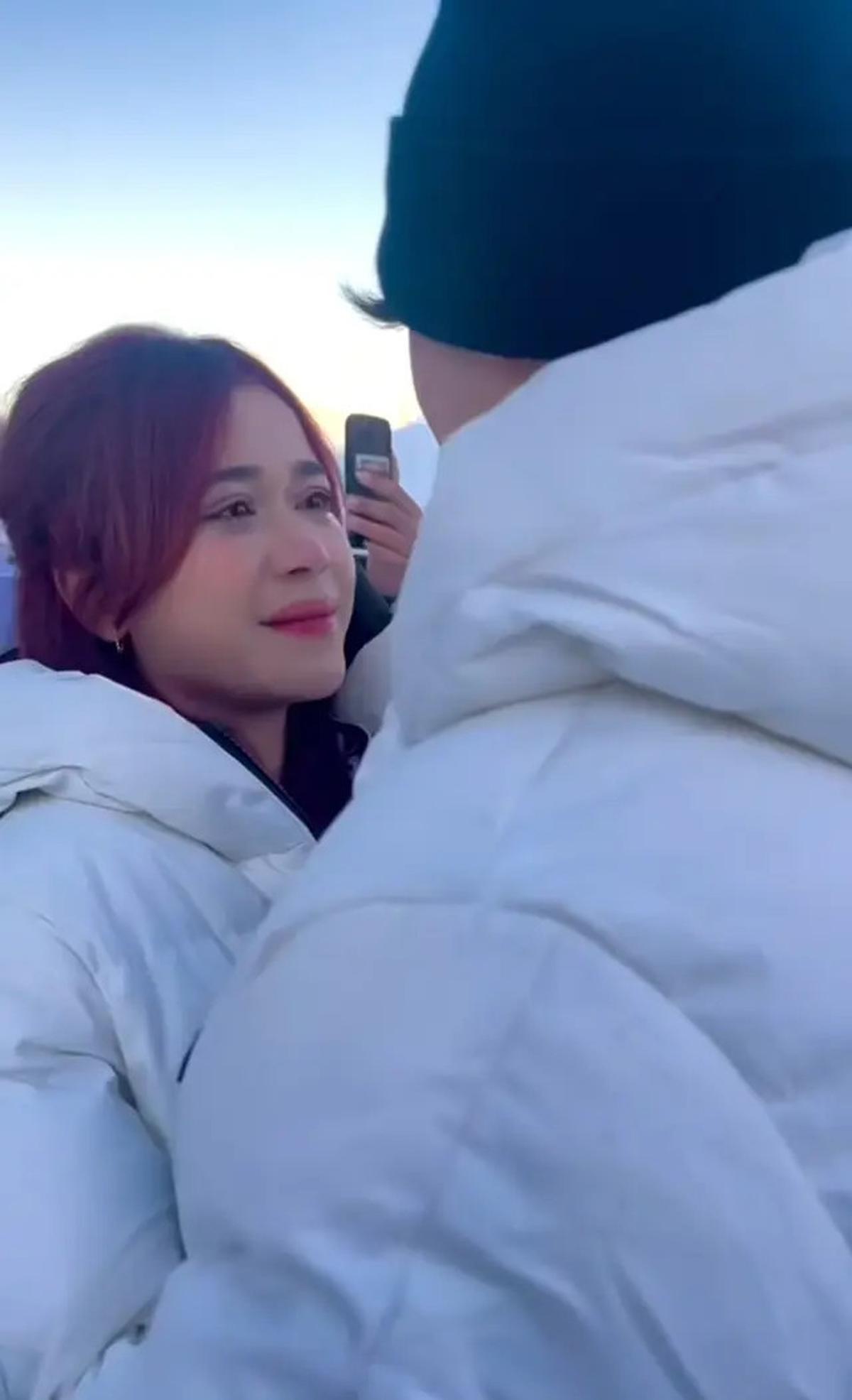 7 Potret Brisia Jodie Lamaran Ulang di Swiss, Romantis Berlatar Gunung Salju