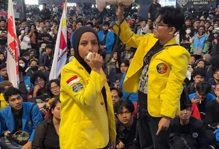 Wakil Ketua BEM UI Fatimah Azzahra saat orasi. (istimewa)
