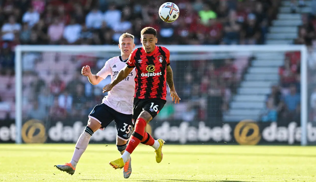 Bek Arsenal Oleksandr Zinchenko (kiri) dan pemain Bournemouth Marcus Tavernier (kanan) berebut bola pada pertandingan sepak bola Liga Premier Inggris di Stadion Vitality, Bournemouth, Inggris, 20 Agustus 2022. Arsenal menang 3-0. (Glyn KIRK/AFP)