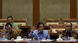 Menteri Bappenas Sofyan Djalil menanggapi pertanyaan Komisi XI dalam rapat kerja di Gedung DPR, Jakarta, Kamis (28/4). Rapat membahas perubahan strategi pembangunan nasional dalam penyusunan Rencana Kerja Pemerintah tahun 2017. (Liputan6.com/Johan Tallo)