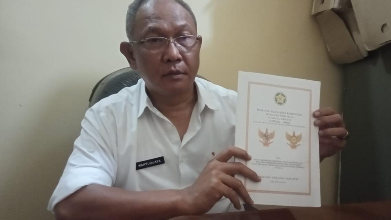 Kepala Kesbangpol Garut, Wahyudijaya menunjukan perubahan posisi Kepala Burung Garuda pada lambang negara Garuda Pancasila.