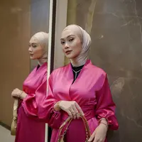 Nuansa pink selalu memberikan kesan glamor saat dipakai. Untuk mengimbangi nuansa meriha, selaraskan dengan hijab warna lembut agar jadi satu kesatuan yang tetap terlihat elegan. (Foto: Indahnadapuspita/ Instagram)