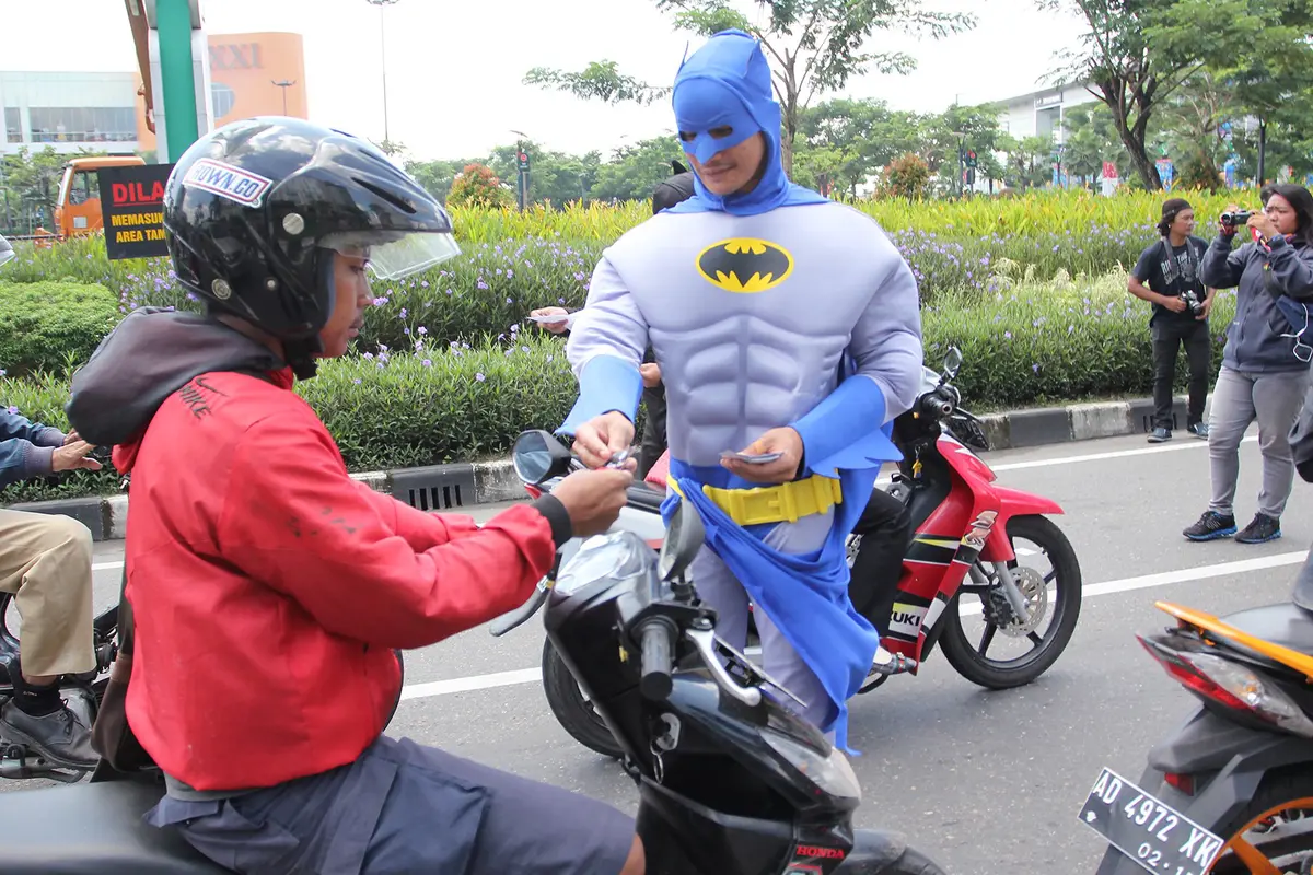 Superhero membagikan informasi mengenai gerhana matahari