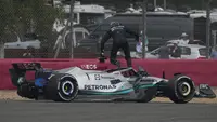 Aksi heroik pembalap Mercedes George Russell terjadi usai kecelakaan horor yang menimpa pembalap Alfa Romeo asal Cina, Zhou Guanyu. Meski rekor 100 persen selalu mencapai finisnya terhenti akibat tak diizinkan melakukan restart, toh aksi heroik dan respeknya terhadap sesama pembalap telah menuai decak kagum sepenjuru dunia. Seperti apa sih aksinya? Simak ya. (AP/Pool/Matt Dunham)