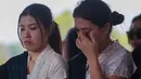 Marsha Aruan menyeka air mata saat mengikuti prosesi pemakaman ibundanya, Lisa Diana Tambunan, di TPU Tanah Kusir, Kebayoran Lama, Jakarta Selatan, Rabu (21/10/2026). (KLY/Budy Santoso)