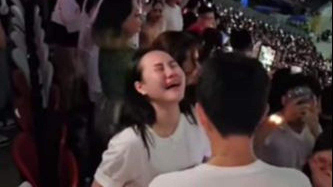 Pria tersebut seketika membuat sang pujaan hati terkejut dan terharu melihat aksi sang kekasih.