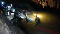 Tim penyelamat Thailand berjuang menyelamatkan tim sepak bola remaja Thailand dan pelatihnya yang terjebak di sebuah gua di Chiang Rai, Thailand, Senin (2/7). (Tham Luang Rescue Operation Center via AP)