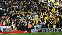 Suporter Manchester City mengibarkan balon pisang di tengah kerumunan penonton menjelang pertandingan Liga Inggris antara Liverpool dan Manchester City di Anfield, Liverpool, Inggris barat laut, pada 11 Oktober 2026. (Paul ELLIS/AFP)