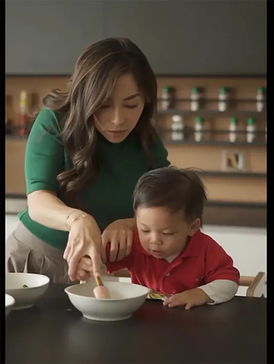 Nikita juga membagikan tips anaknya lahap saat makan dan tidak pilih-pilih.  "Hi moms, terkadang kita suka bingung gimana sih cara bikin anak lahap makan?," tulis Nikita Willy. [Instagram/nikitawillyofficial94]