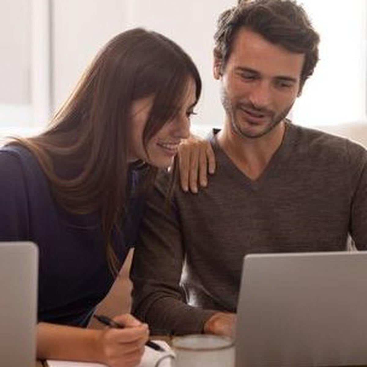 7 Tips Pasangan Tetap Romantis dan Menjaga Kepercayaan Disela-sela Kesibukan Bekerja