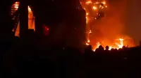 Kericuhan di Polda Metro Jaya Memanas, Halte Transjakarta Dibakar Massa