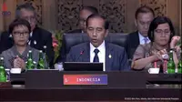 Presiden Joko Widodo atau Jokowi resmi membuka Konferensi Tingkat Tinggi G20 atau KTT G20, Selasa (15/11/2022).&nbsp;Dalam pidatonya,&nbsp;Jokowi&nbsp;mengingatkan kalau krisis yang melanda dunia belum usai.