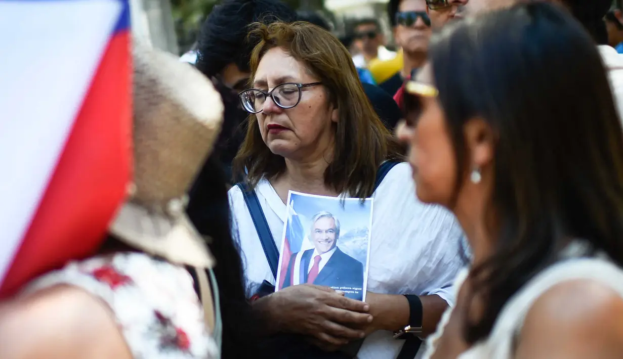 Para pendukung mendiang mantan Presiden Chile Sebastian Pinera menunggu untuk memasuki Gedung Kongres Nasional di Santiago pada tanggal 7 Februari 2024. (Pablo Vera/AFP)
