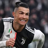 Pemain Juventus, Cristiano Ronaldo saat merayakan gol yang dicetak ke gawang Cagliari pada lanjutan Serie A, Selasa (7/1/2020). Dalam duel ini, Juventus menang dengan skor 4-0. (Marco Bertorello / AFP)