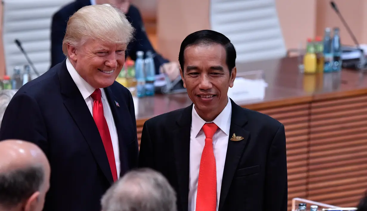 Presiden AS Donald Trump dan Presiden RI, Joko Widodo berpose saat bertemu di sela-sela KTT G20 di Hamburg, Jerman, (8/7). Sejumlah pemimpin negara berkumpul dalam KTT G20 pada 7-8 Juli 2017. (AFP Photo/John Macdougall) 