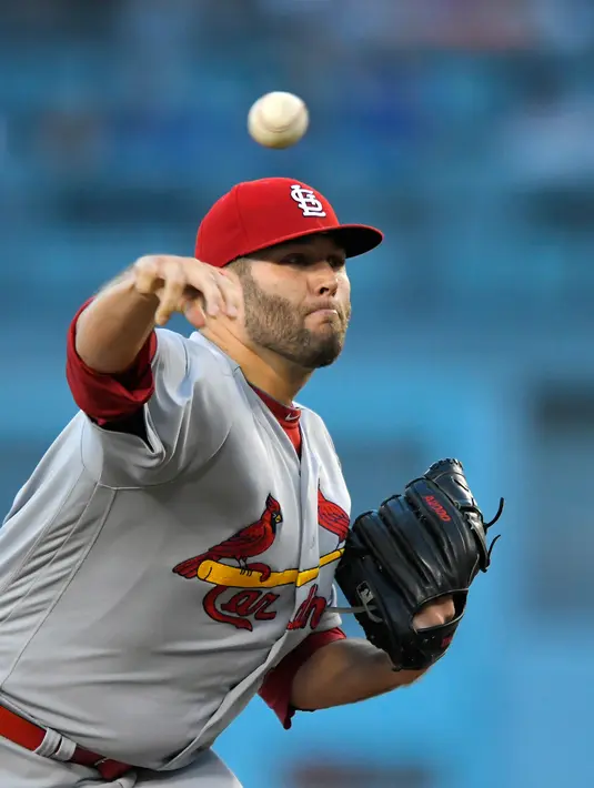 Pemain St. Louis Cardinals, Lance Lynn saat melempar bola pada pertandingan pertama bisbol melawan Los Angeles Dodgers di Los Angeles (23/5). (AP Photo / Mark J. Terrill)