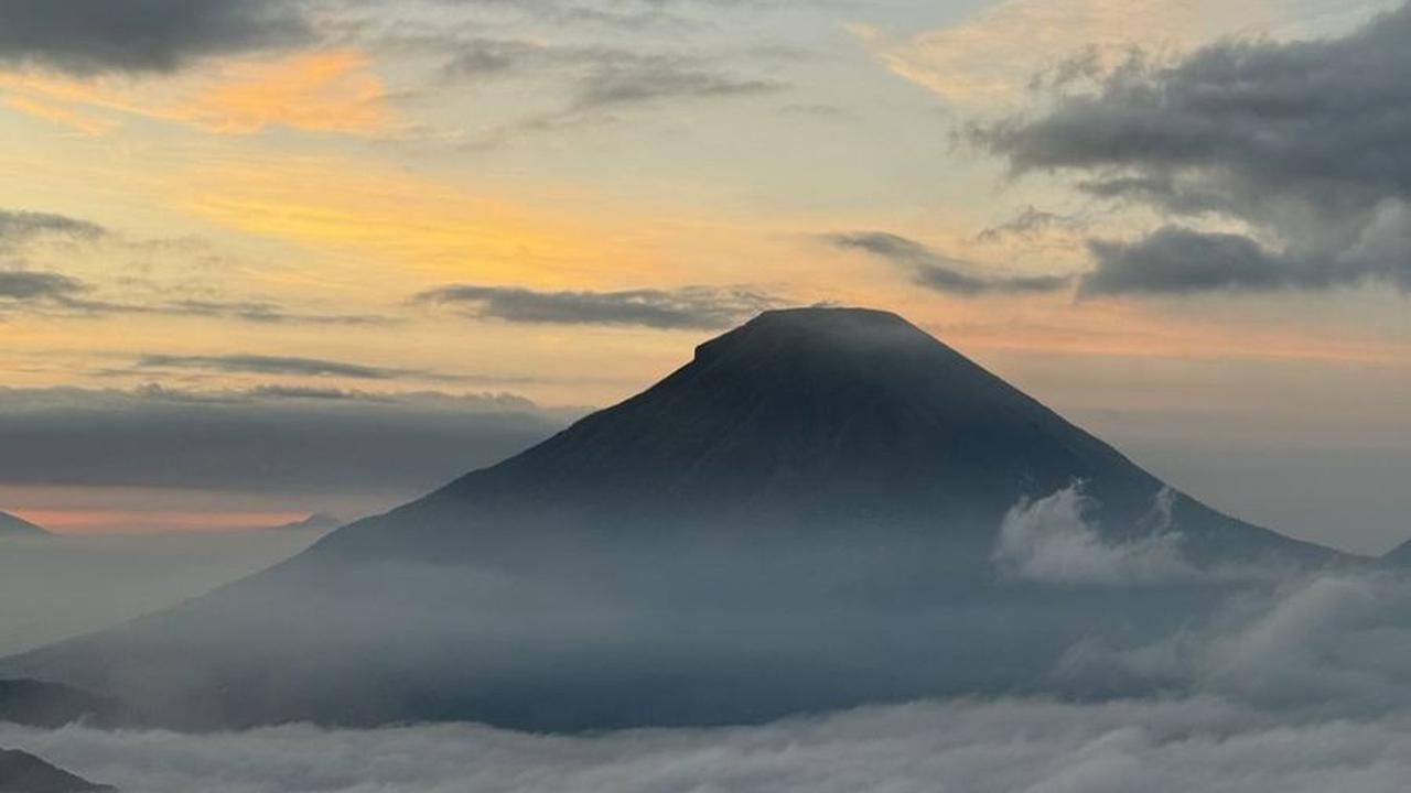 Tampak awan dan kabut putih bergelut membentang luas.&nbsp;