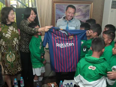 Menpora Imam Nahrawi saat menyambut kedatangan delapan pemain terbaik MILO Football Championship 2018 di Rumah Dinas Menteri Pemuda dan Olahraga Republik Indonesia, Jakarta (5/10). (Liputan6.com/Rizky)