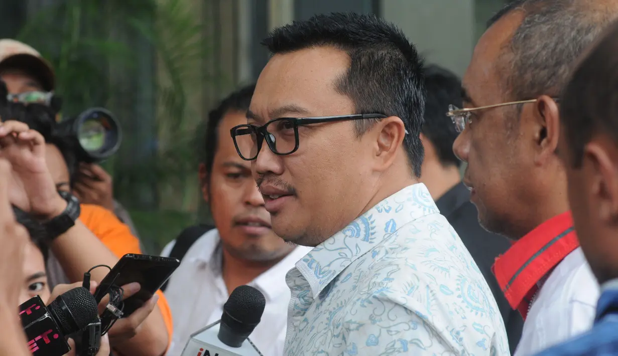 Menpora Imam Nahrawi, diwawancara wartawan saat tiba di Gedung KPK, Jakarta, Kamis (24/1). Dirinya diperiksa sebagai saksi untuk tersangka Sekjen KONI, Ending Hamidy, terkait suap dana hibah dari Kemenpora ke KONI. (Merdeka.com/Dwi Narwoko)