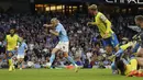 Penyerang Manchester City, Erling Haaland saat mencetak gol ke gawang Nottingham Forest pada pertandingan lanjutan Liga Inggris di Stadion Etihad di Manchester, Inggris, Kamis (1/9/2022).  Haaland mencetak hattrick dan Manchester City menang besar atas Nottingham Forest 6-0. (AP Photo/Dave Thompson)