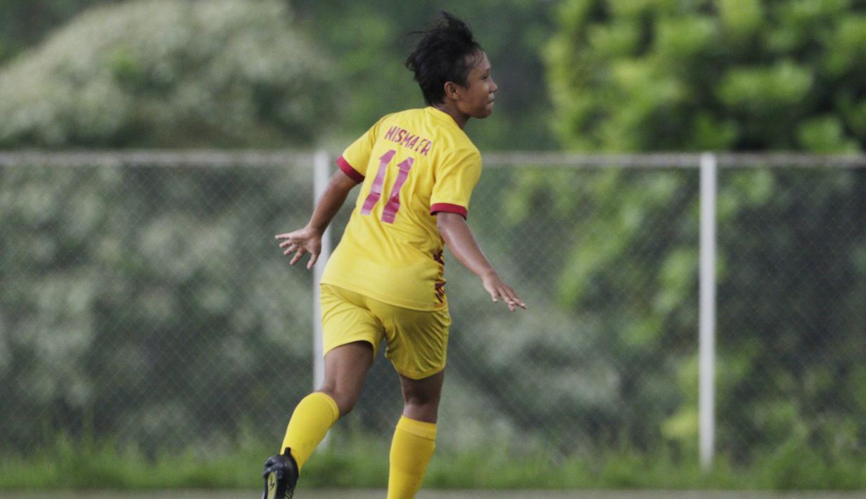 Gelandang Sumatra Selatan, Nisma Francida, merayakan gol yang dicetaknya ke gawang Bangka Belitung pada laga final Piala Pertiwi di NYTC Sawangan, Depok, Jumat (3/5). Sumsel menang 2-1 atas Babel. (Bola.com/Vitalis Yogi Trisna)