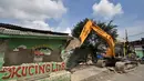 Pemprov DKI Jakarta dan Satpol PP menertibkan puluhan bangunan liar di Jalan Subur Baru, Jakarta, Senin (23/2/2015). (Liputan6.com/Faizal Fanani)