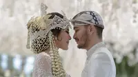 Syahnaz Sadiqah dan Jeje Govinda saat pernikahan mereka di Bandung, Jawa Barat, Sabtu (21/4/2018)