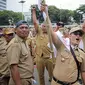 Sejumlah kepala desa memberikan isyarat saat melakukan aksi di depan Gedung DPR RI, Jakarta, Selasa (17/1/2023). Dalam aksi yang diikuti ribuan orang tersebut mereka menuntut perpanjangan masa jabatan kepala desa yang sebelumnya enam tahun menjadi sembilan tahun dan meminta DPR RI merevisi masa jabatan yang diatur dalam UU Nomor 6 Tahun 2014 tentang Desa. (Liputan6.com/Faizal Fanani)